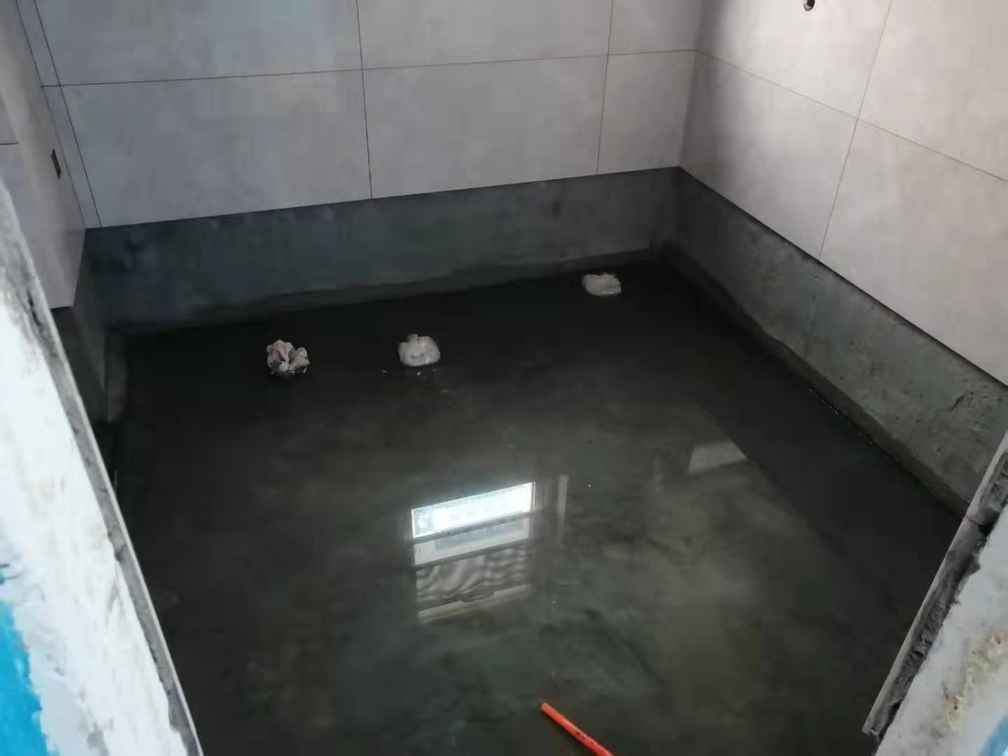 正在正施工。衛生間做閉水實驗 (4)